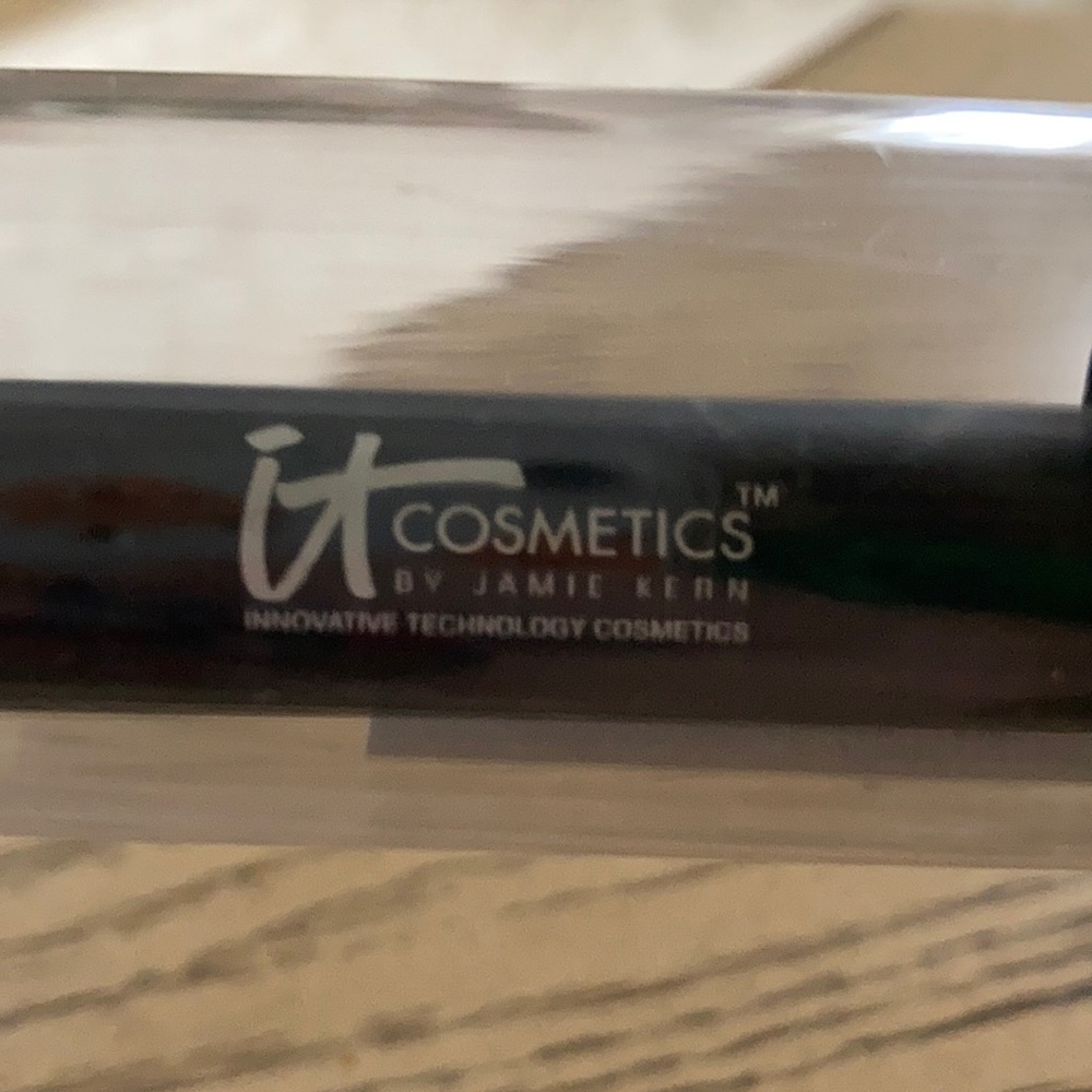 It Cosmetics Brush - Picture 2 of 2